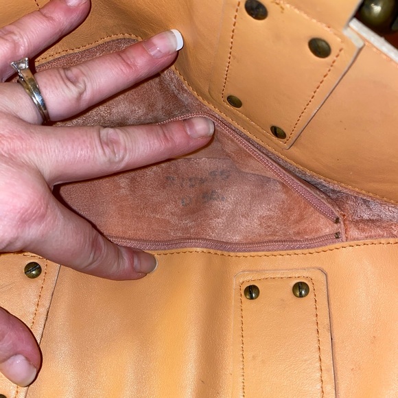 Falor Leather Shoulder Bag - Picture 7 of 8